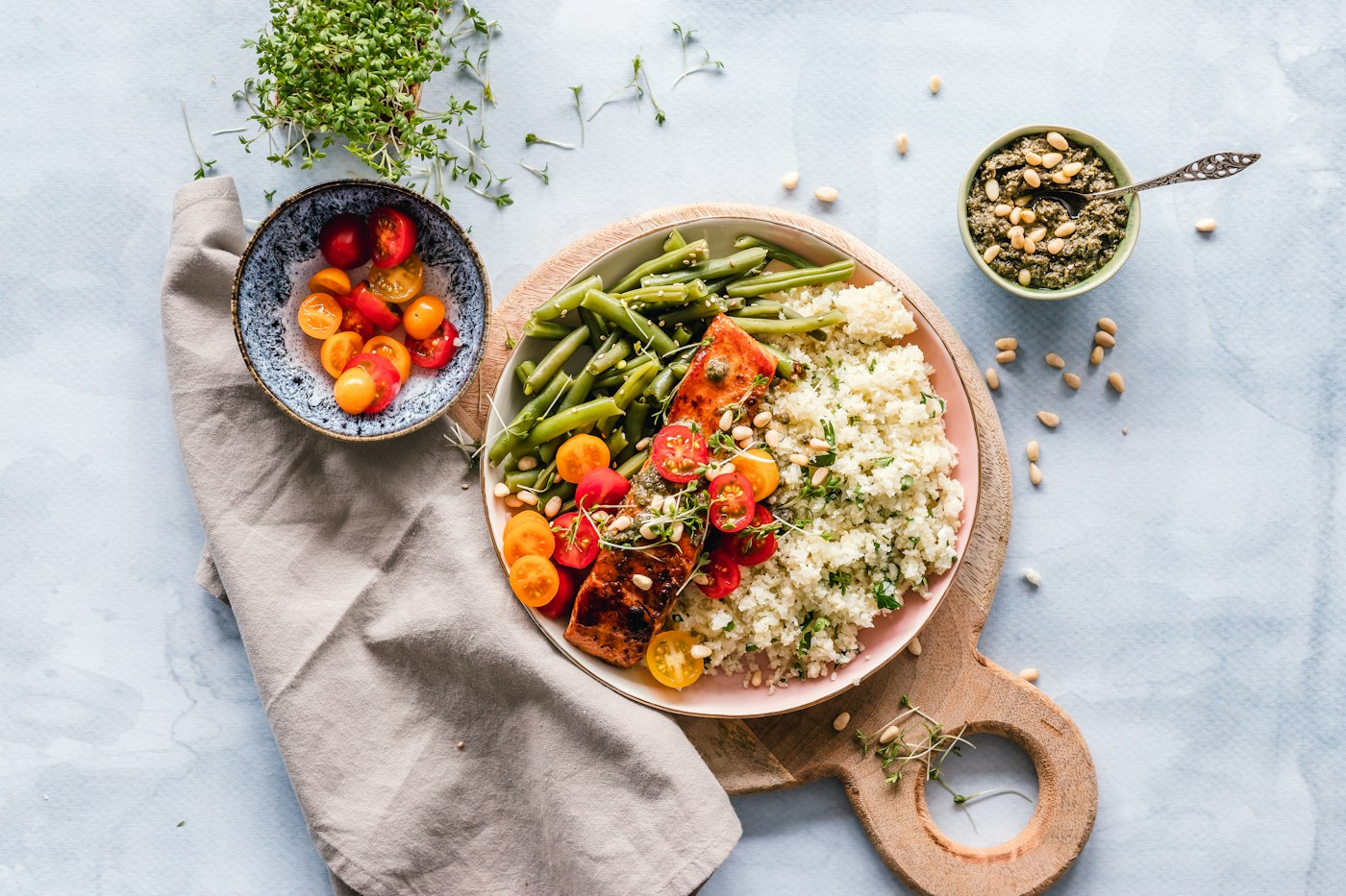 Bowl de arroz con verduras y salmón